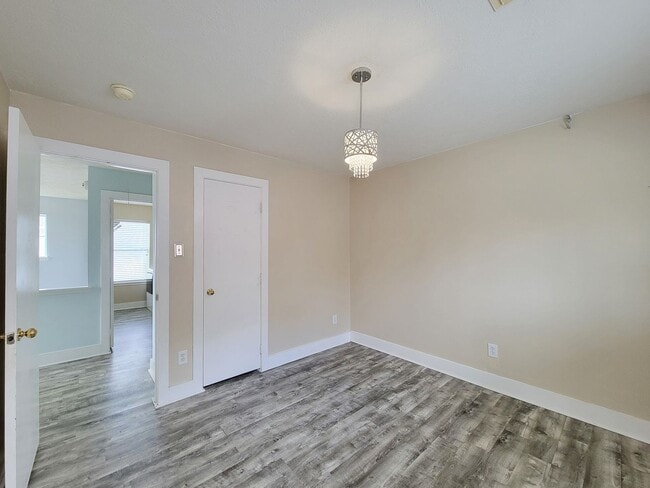 Building Photo - Welcome to this beautifully maintained home offering flexible living with 4/5 spacious bedrooms a...