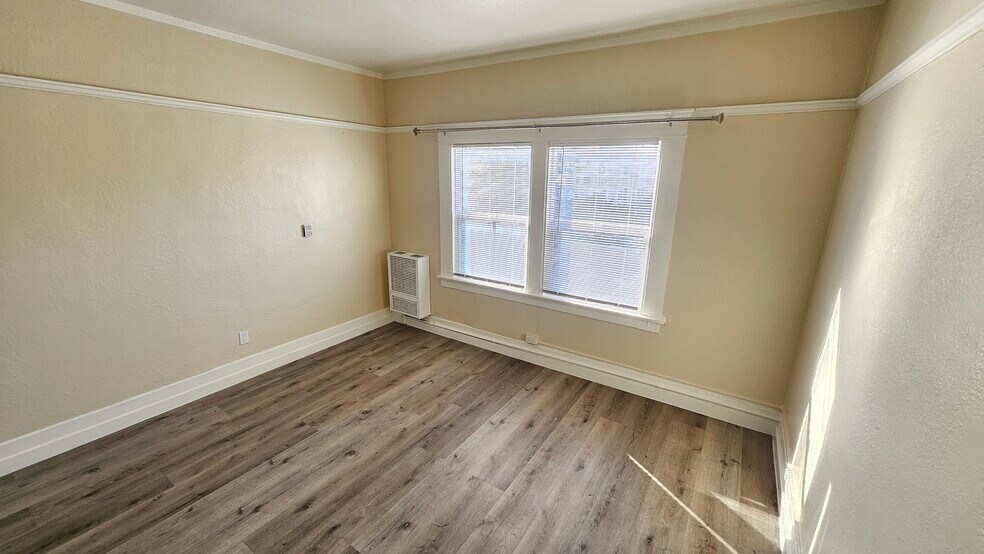 Building Photo - 1330 W 11th St