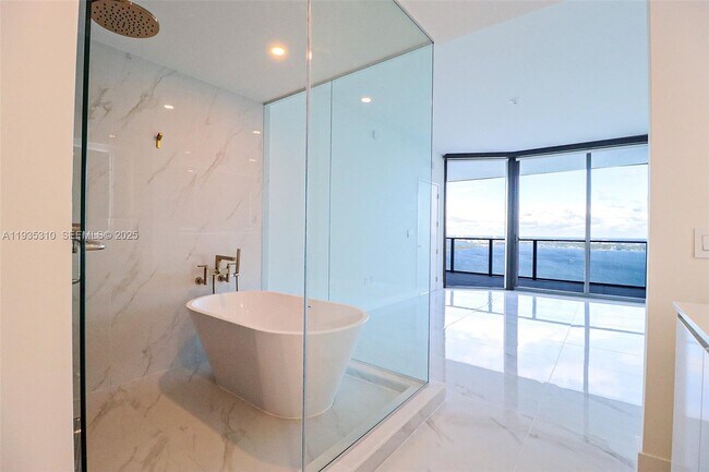 Building Photo - 700 NE 24th St