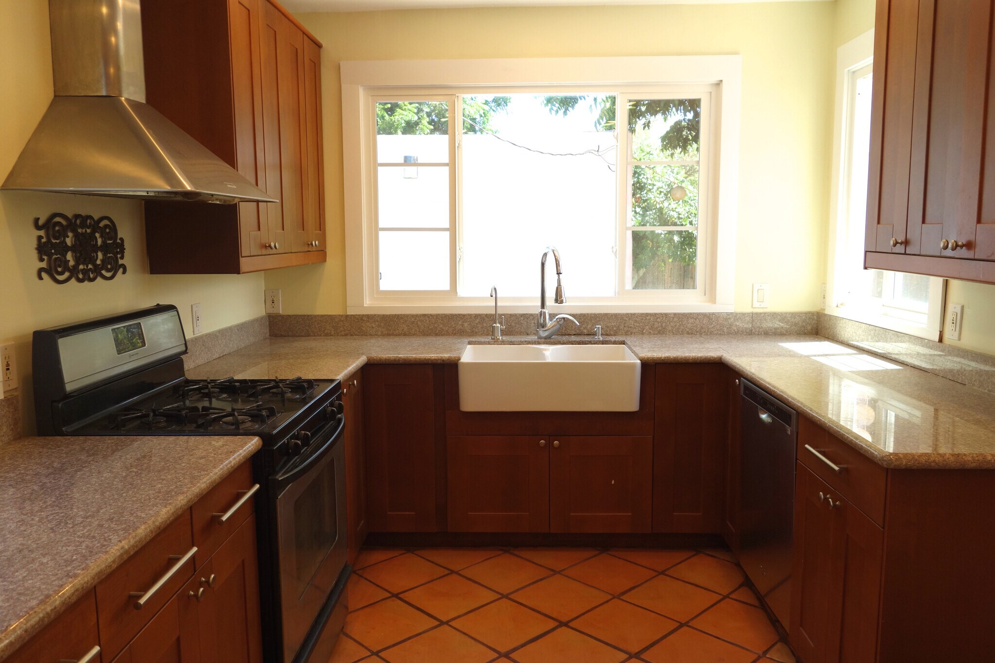 Building Photo - 244 S Parkwood Ave