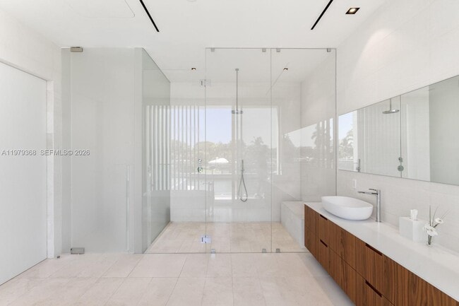 Building Photo - 1051 W 48th St