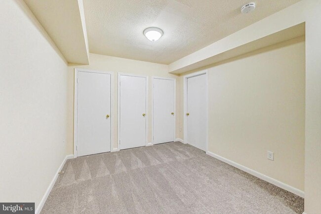 Building Photo - 906 West Side Dr