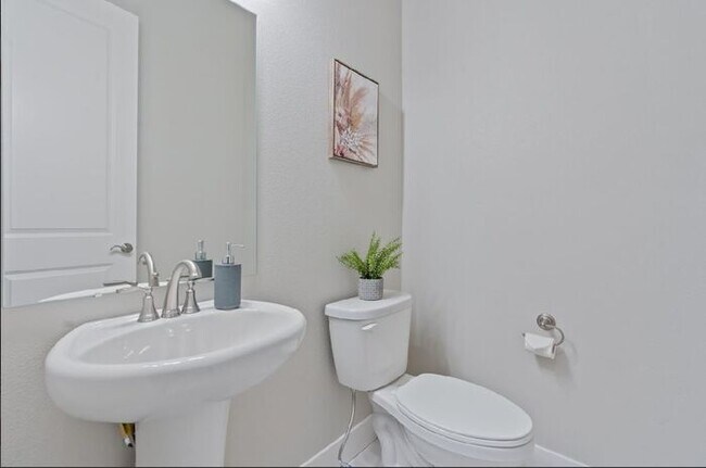 Building Photo - Gorgeous 3 bed/ 3.5 bath Condo At Heron La...