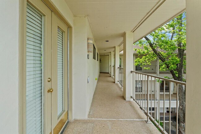 Building Photo - 409 E 38th St