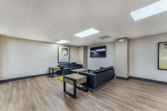 Building Photo - 2110 Harmon Cove Tower