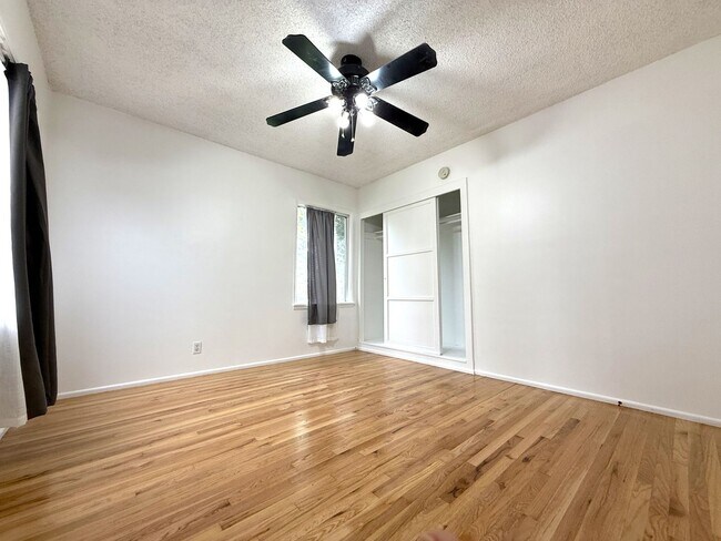 Building Photo - Beautiful 3 bedroom + 2 bath property in L...