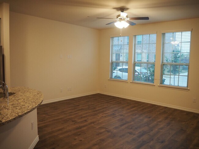 Building Photo - 2407 Klamath Dr