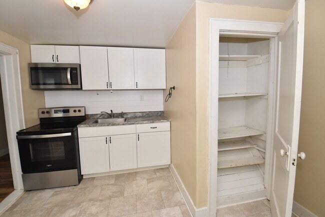 Building Photo - 135 E Eckman St