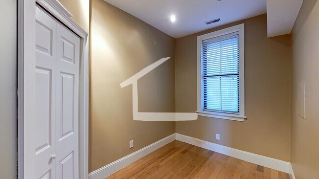 Building Photo - Private Roof Deck, Central Heat/AC, In-Unit Washer and Dryer, Pets Friendly Unit, Luxury Finishes