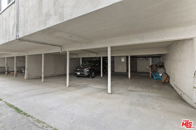 Building Photo - 330 E Dryden St