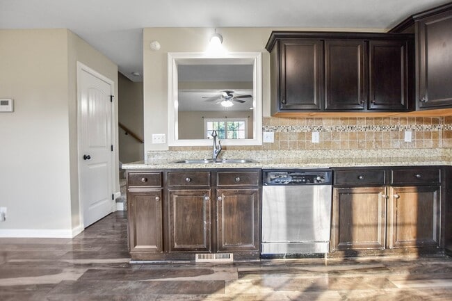 Building Photo - Pet Friendly Three Bedroom!