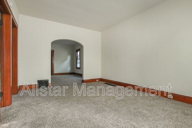 Building Photo - 1101 E 66th St