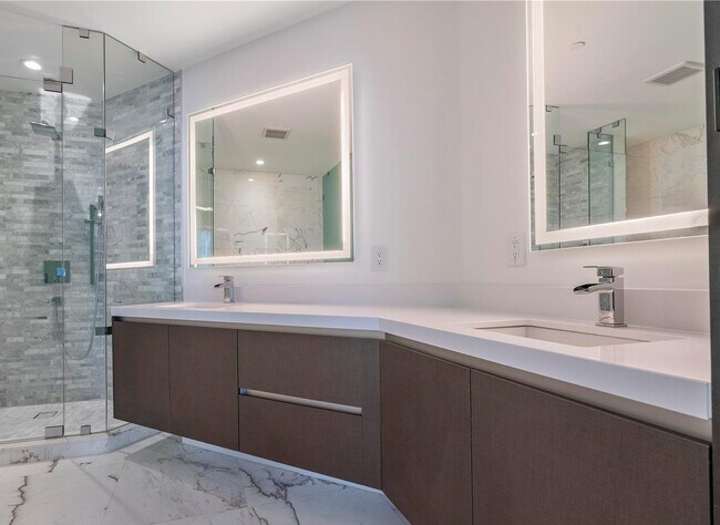 Building Photo - 851 NE 1st Ave