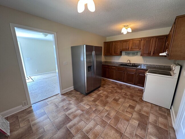 Building Photo - 327 Pinecliff Dr