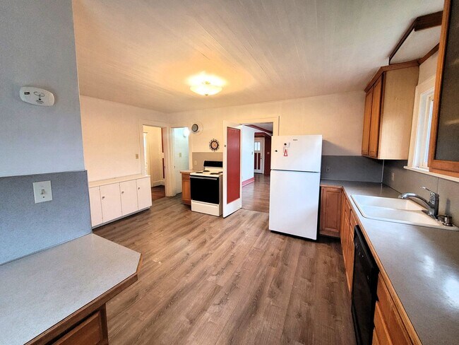 Building Photo - Spacious Unique Home in Central Location