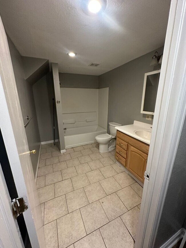 Building Photo - 122 S Gordon-