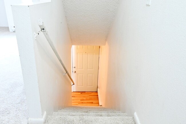 Building Photo - 2 bed 1 Bath townhouse