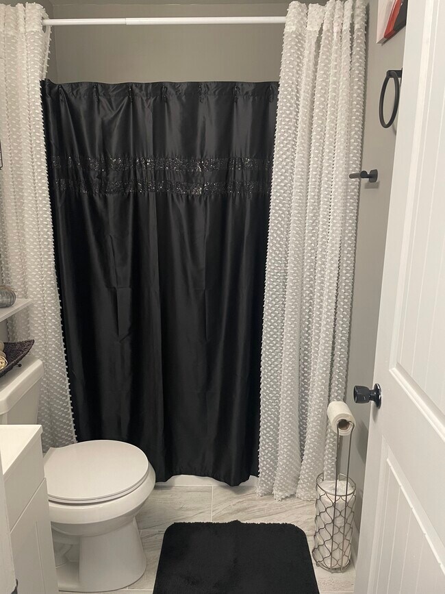 Building Photo - 2607 E 5th St