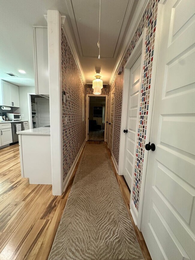 Building Photo - Classic Savannah Cottage with Modernized Interior, Fully Fenced Backyard