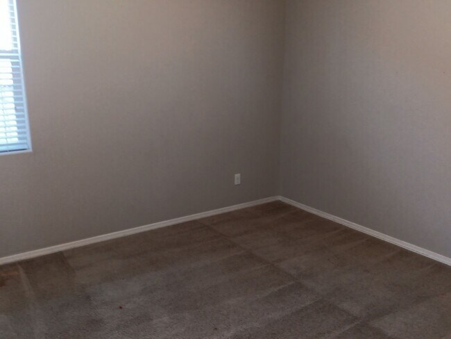 Building Photo - Spacious 4-bedroom, 2-bathroom home! Showi...