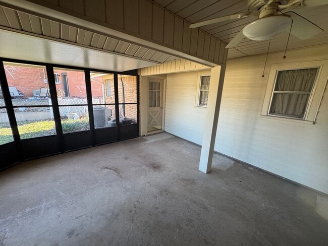 Building Photo - 550 E N 19th St