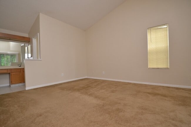 Building Photo - Cute 3 BR/2 BR Home  ~ Community Pool ~ Fe...