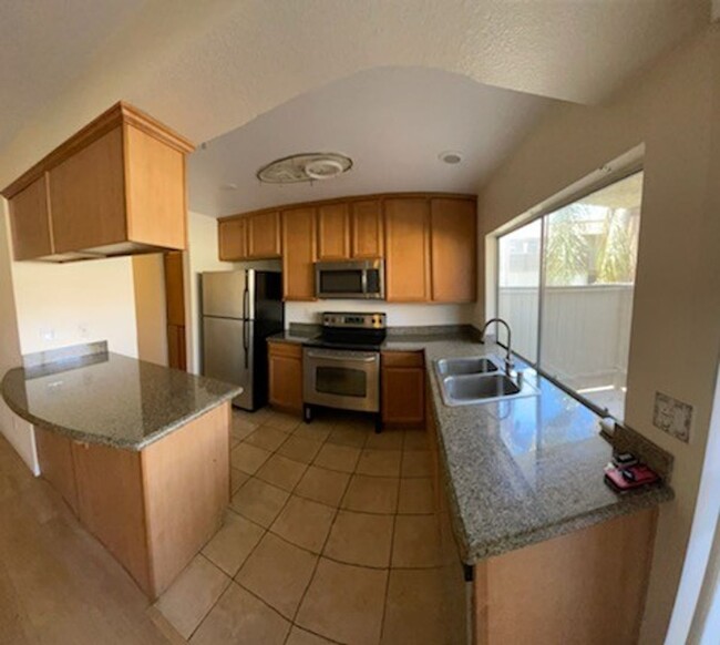 Building Photo - One bedroom condo close to shopping and mi...