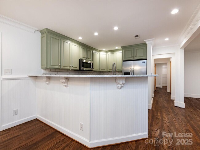 Building Photo - 3109 Forest Lawn Dr