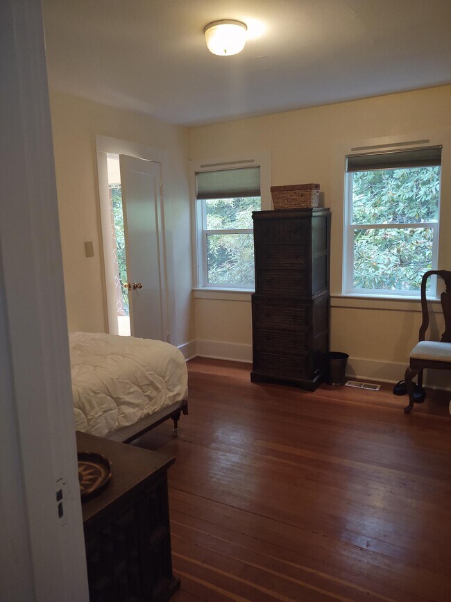 Building Photo - 9727 Lake Shore Blvd NE