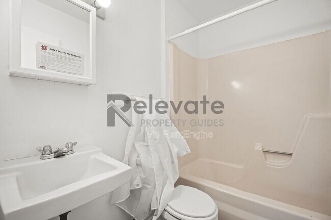 Building Photo - 402 Dupuy Ave