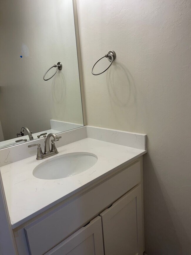 Building Photo - 3 bed 2.5 bath home in The Enclave
