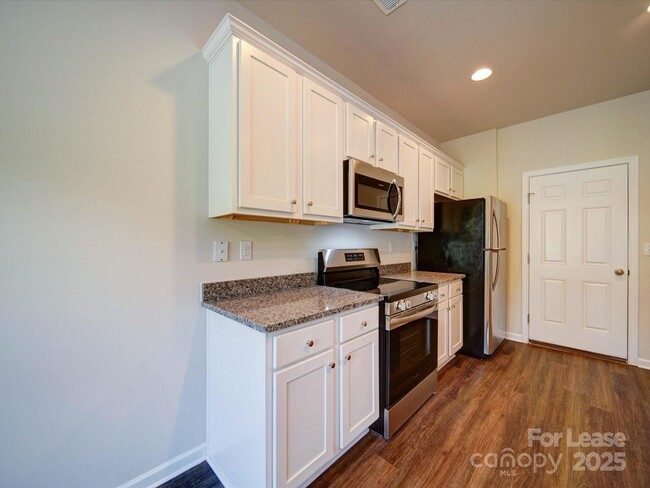 Building Photo - 916 S Battleground Ave