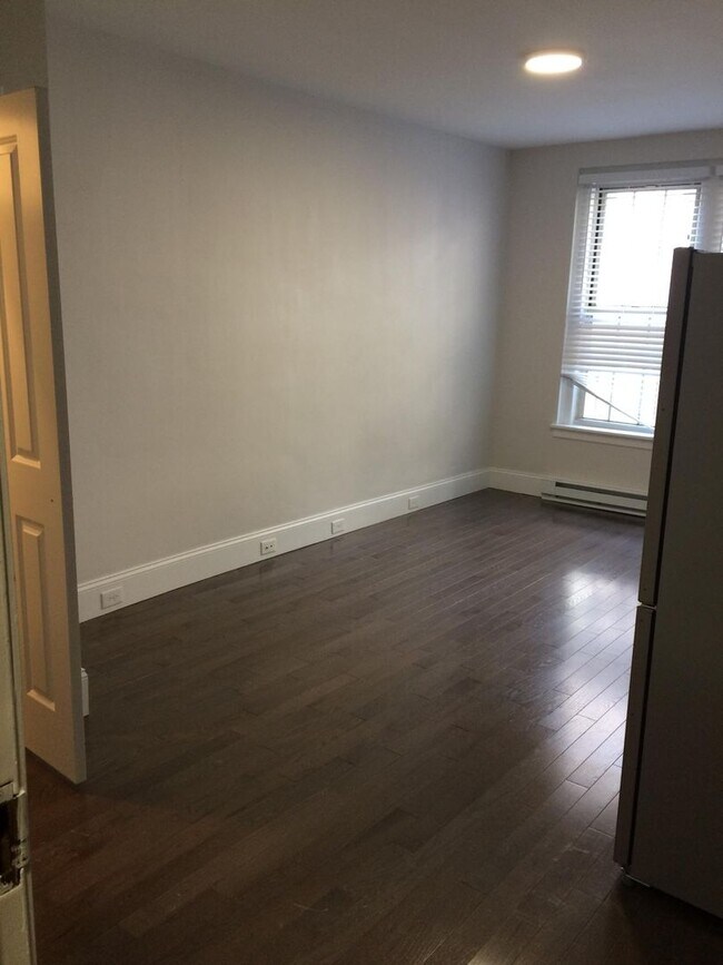 Building Photo - NO FEE!!  BACK BAY 1 BEDROOM WITH LAUNDRY IN-UNIT & RENOVATED KITCHEN