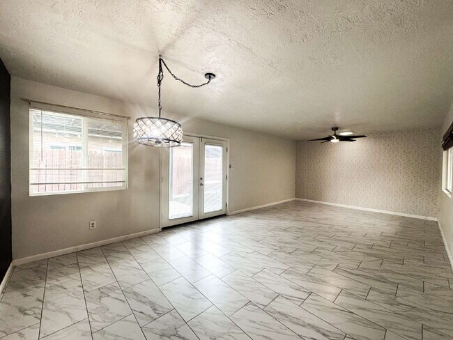 Building Photo - "Pool Home in the Center of Yuma!"