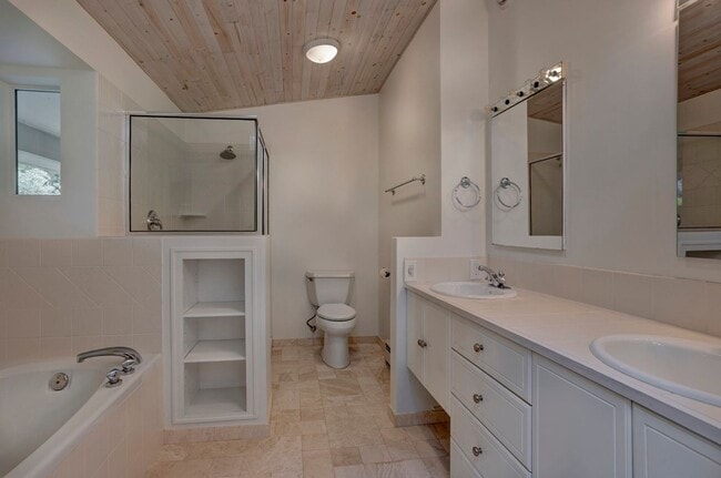 Building Photo - 3Bd/2.75Ba Shoreline House