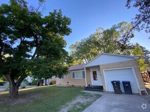 Building Photo - Crestview Three Bedroom House with Garage