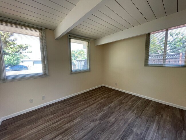 Building Photo - Gorgeous Upgraded Home Available Now!