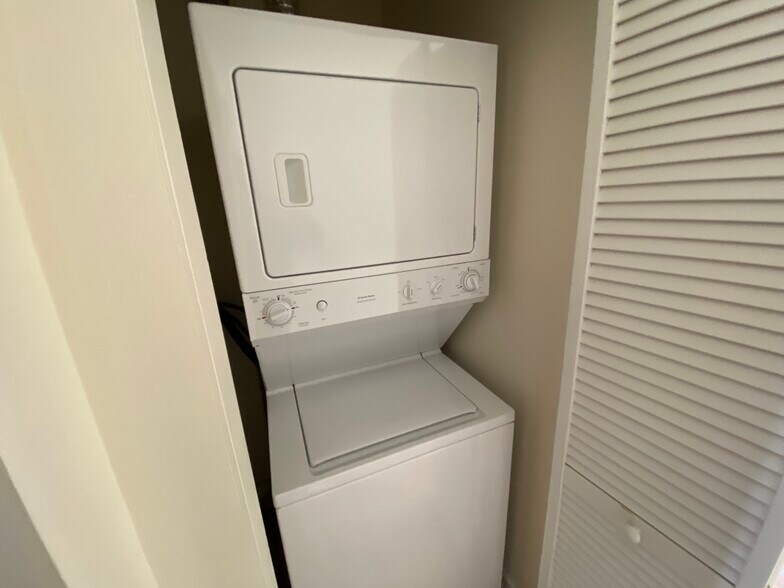 Building Photo - 3246 N Clifton Ave