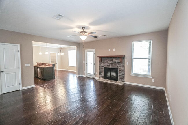 Building Photo - 479 Sebastian Dr