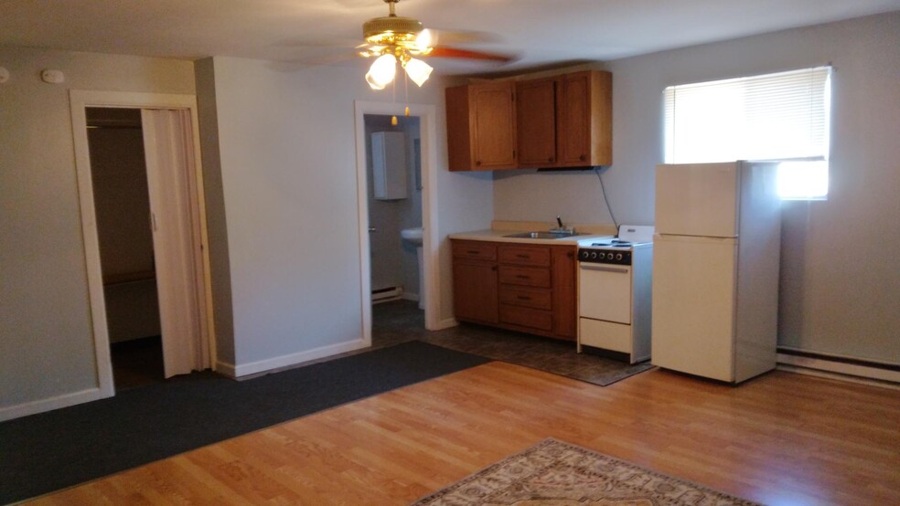 Kitchen with stove, fridge, microwave - 201 Churchill St