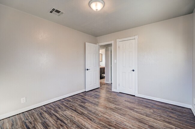 Building Photo - 3 Bed 1.5 Bath in Del City!