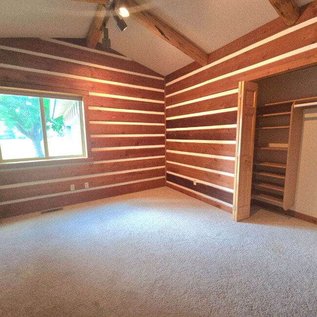 Building Photo - Eagle Bend Home