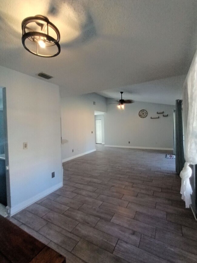 Building Photo - 2 Bed / 2 Bath Single Family for Rent in Oviedo, FL