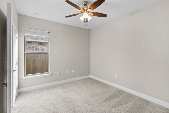 Building Photo - 949 Kenzie Ln