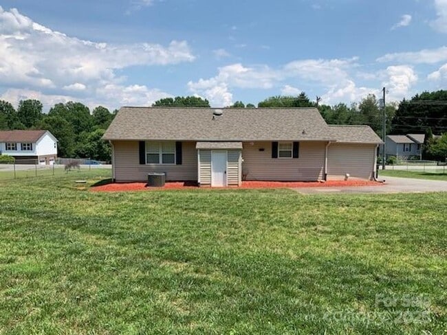 Building Photo - Move-In Ready 3BR/2BA with New Appliances ...