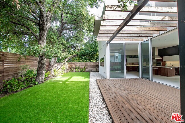 Building Photo - 16540 Moorpark St