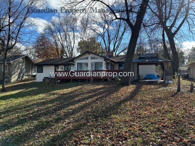 Building Photo - Burnsville Single Family Home, 2 Car Garage, Large Sun Room, Fireplace, Deck