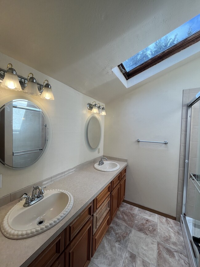 Building Photo - 340 E Island Lake Rd