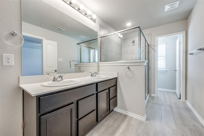 Building Photo - 3537 Brentwood Dr