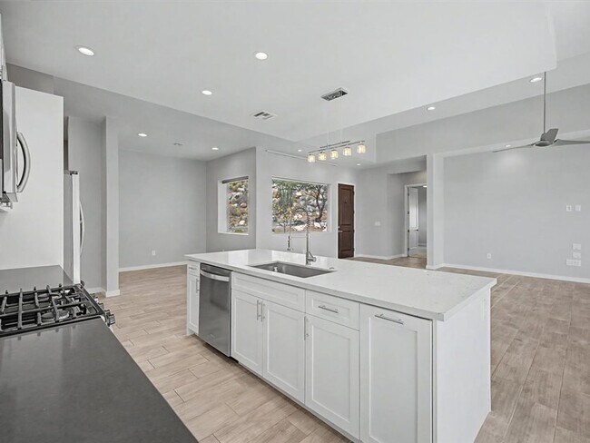 Building Photo - 10053 N Alder Spring Dr